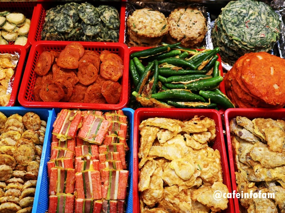 장마철 비 오는 날에도 광장시장 먹자골목은 불이 꺼지지 않습니다. 온갖 전과 튀김이 빨간 바구니 위에 쌓여 있고, 그 앞으로 사람들이 앉아 젓가락을 듭니다.