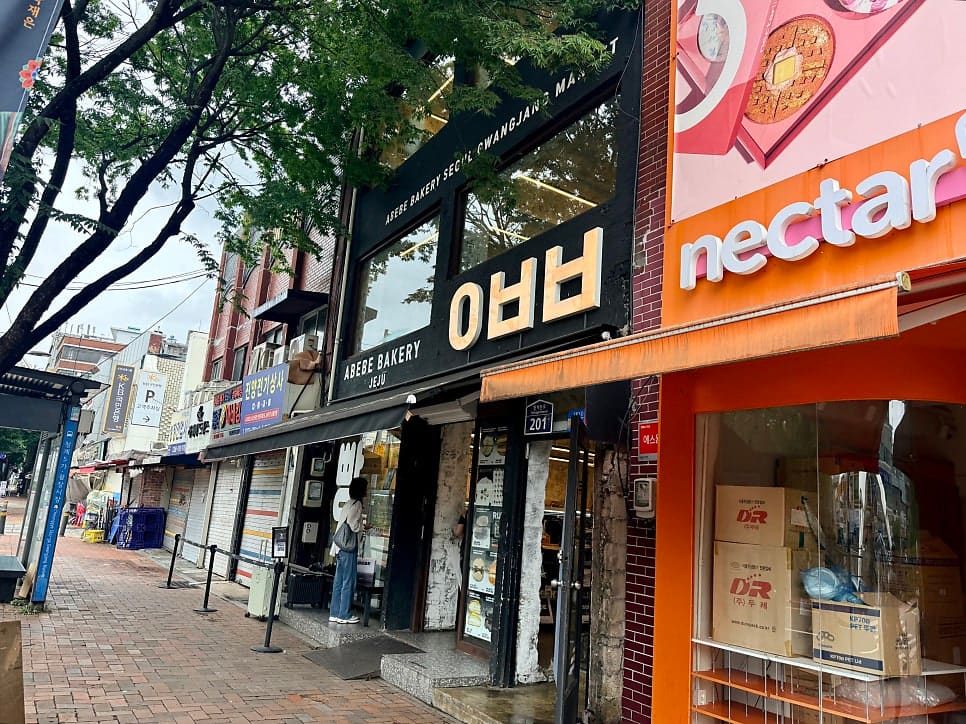 광장시장의 가장 작은 골목이지만, 가장 깊은 맛을 품고 있다. 형제육회의 상인이 손수 담아낸 신선한 육회는, 방문객 모두에게 같은 신뢰를 건넨다.