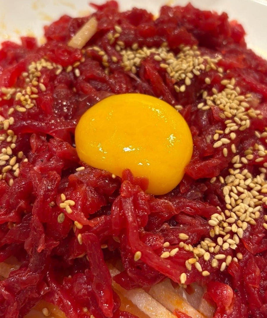 육회비빔밥입니다. 기본 육회비빔밥도 있지만, 특 육회비빔밥은 더 넉넉한 양의 육회가 올라와 있습니다. 광장시장의 여러 육회집과 비교했을 때,