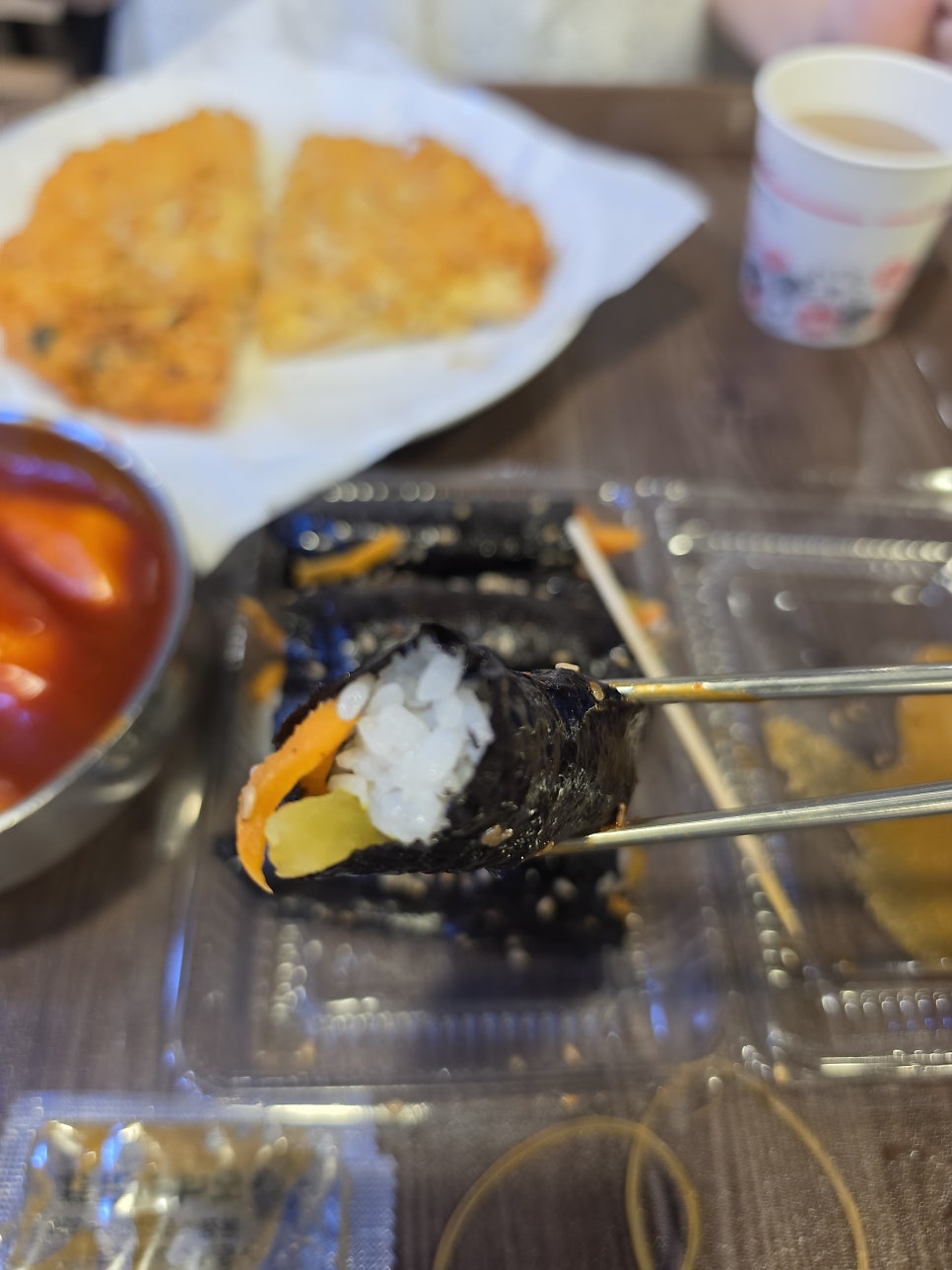 황금빛 기름 위에서 녹두빈대떡 여러 장이 동시에 노릇하게 구워지고 있습니다. 가격 논란 때문에 반신반의하며 찾았다는 블로거는,
