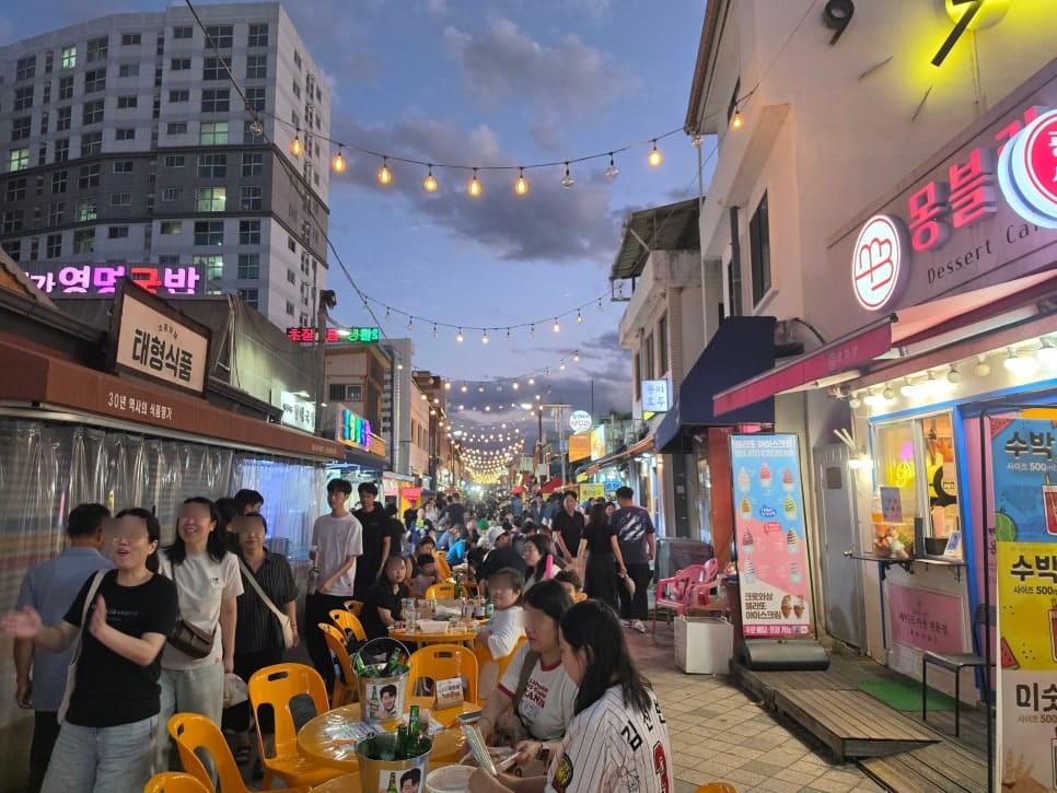 amawin님이 축제 시작 전과 한창일 때를 각각 담은 사진입니다. 천막 아래로 맥주페스타 현수막이 걸려 있고,