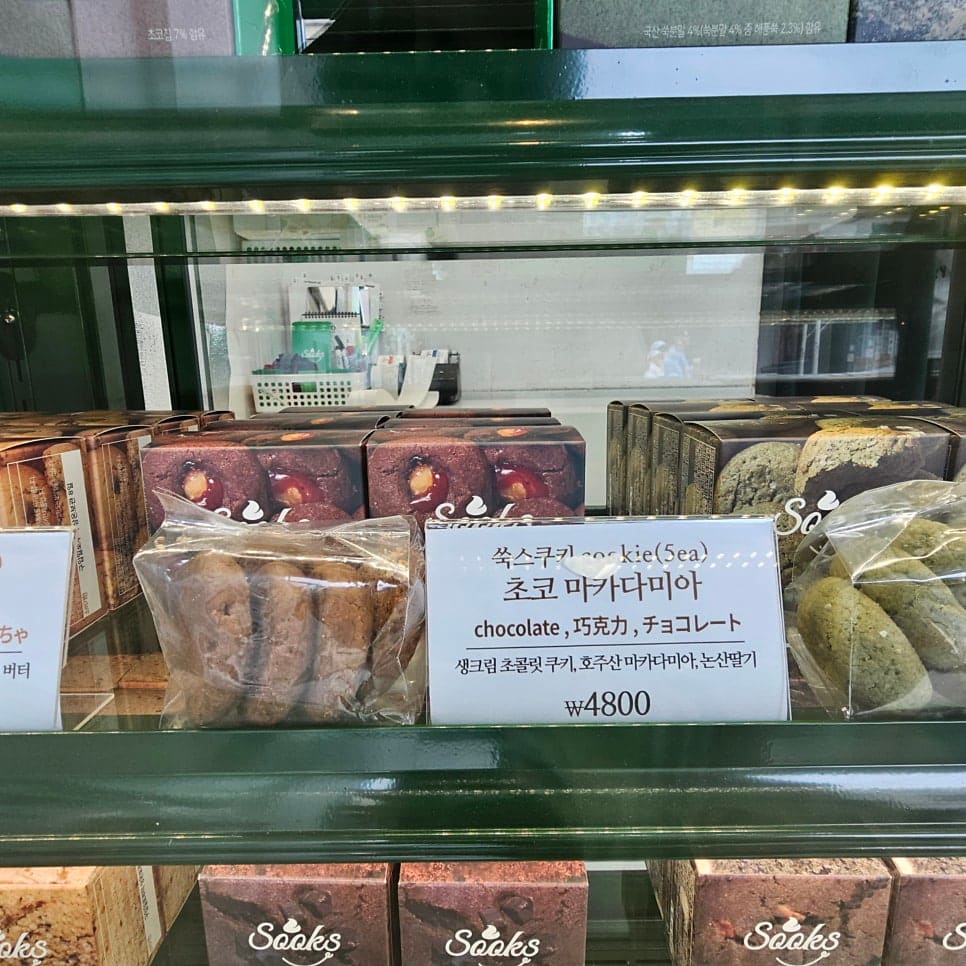 lgb9710님과 ghc7788님이 각각 남긴 진열장 사진입니다. 거문도해풍쑥·우도땅콩·광주 리얼초코 등 맛마다 다른 지역 이름이 붙은 초코파이 상자와,
