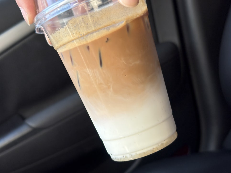 dongking6과 jandikch가 각각 받아 든 커피를 찍었습니다. GOOD COFFEE 문구가 적힌 컵 두 잔을 매장 창문 앞에서 부딪히는 모습과,