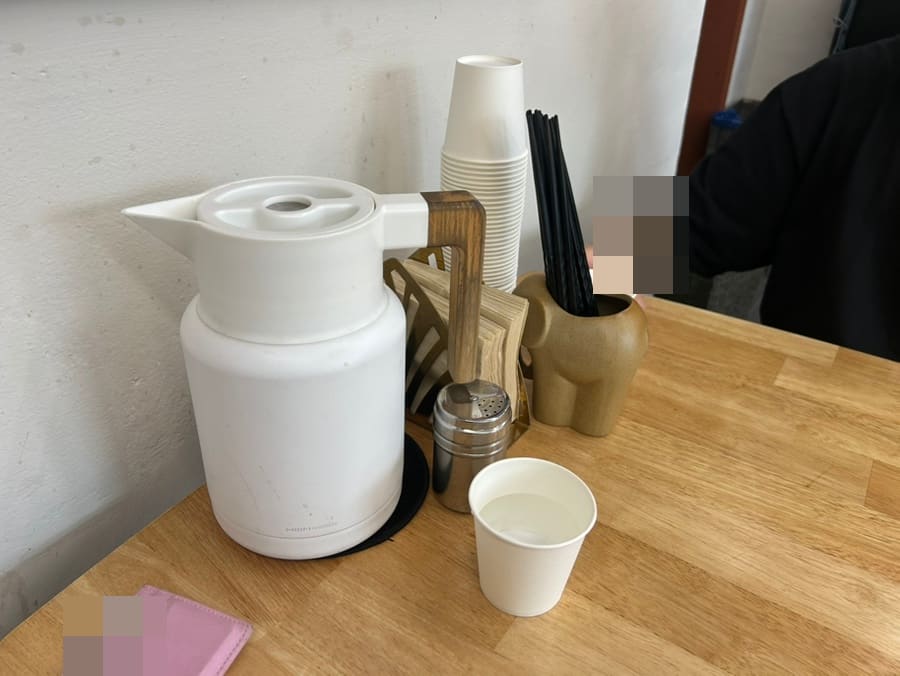 ang_grow와 11_99_가 각각 찍은 디테일입니다. 라멘 토핑을 그림으로 설명한 안내 포스터와, 물주전자와 수저통이 놓인 테이블 세팅을 함께 담았습니다.