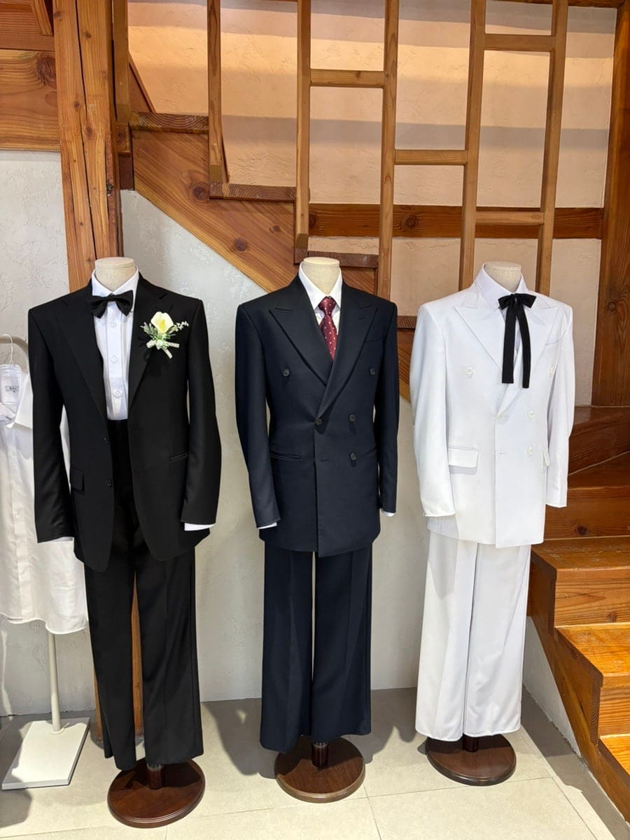 koo0992과 zingeeo가 각각 찍은 외관과 내부입니다. 한옥 처마와 서까래 아래 'NU.U BESPOKE HOUSE' 간판이 걸려 있고,