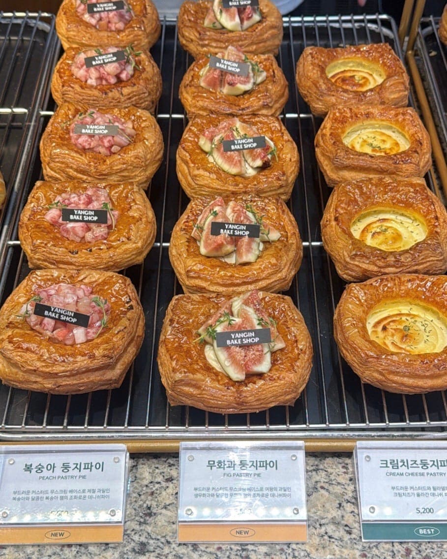 zzuzzuzzzu가 매장 안에서 찍은 진열대입니다. 먹물치즈치아바타와 고구마치아바타가 쌓여 있고,