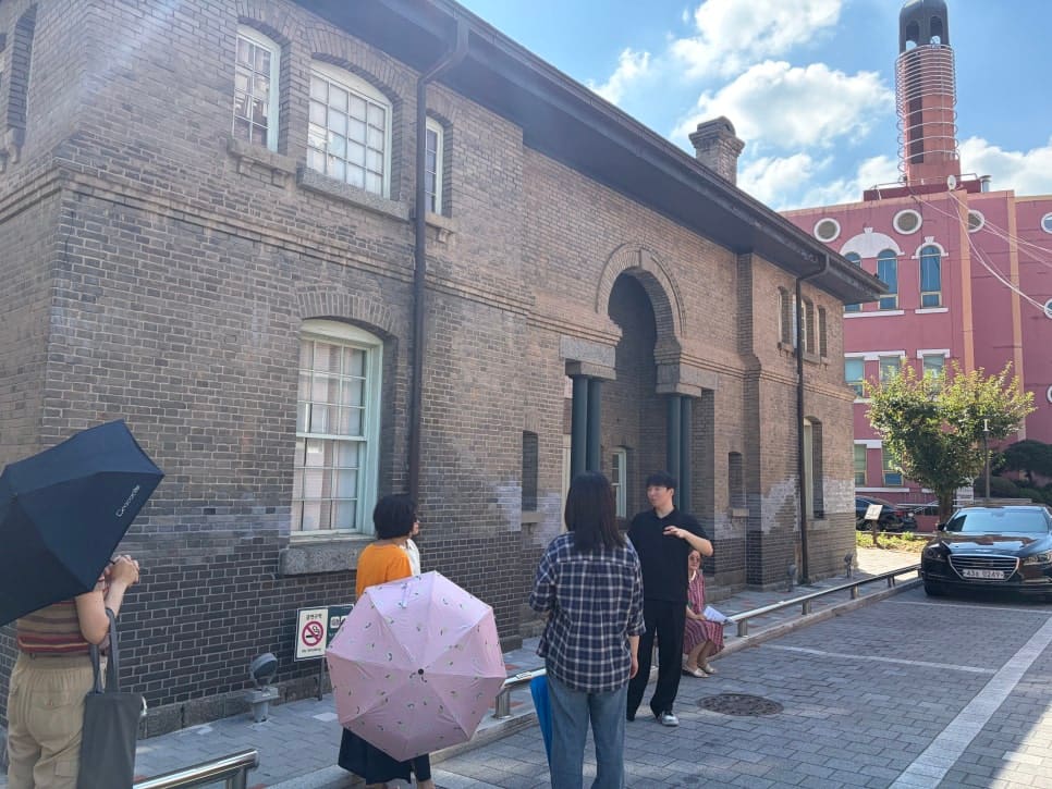 story9mj가 양림동 여성사투어에서 찍은 광주양림교회와 서양식 벽돌 건물입니다. 종탑 아래 세워진 돌에는 교회가 세워진 날짜가 새겨져 있고,