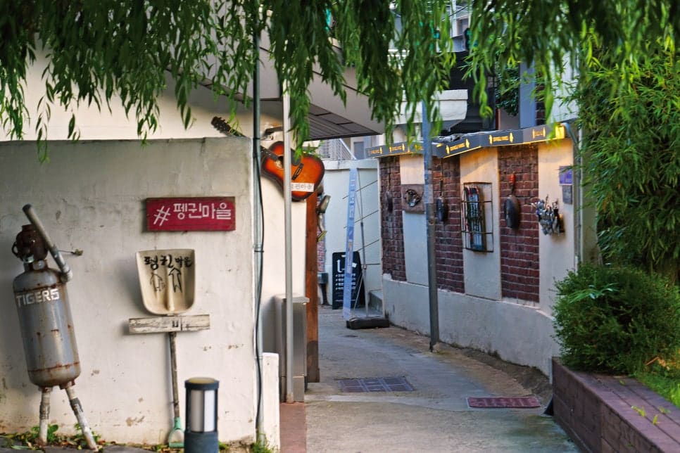 dica1234가 골목투어 중 찍은 버드나무 아래 골목 입구 두 장입니다. 늘어진 가지 사이로 안내판이 반쯤 가려 있고,