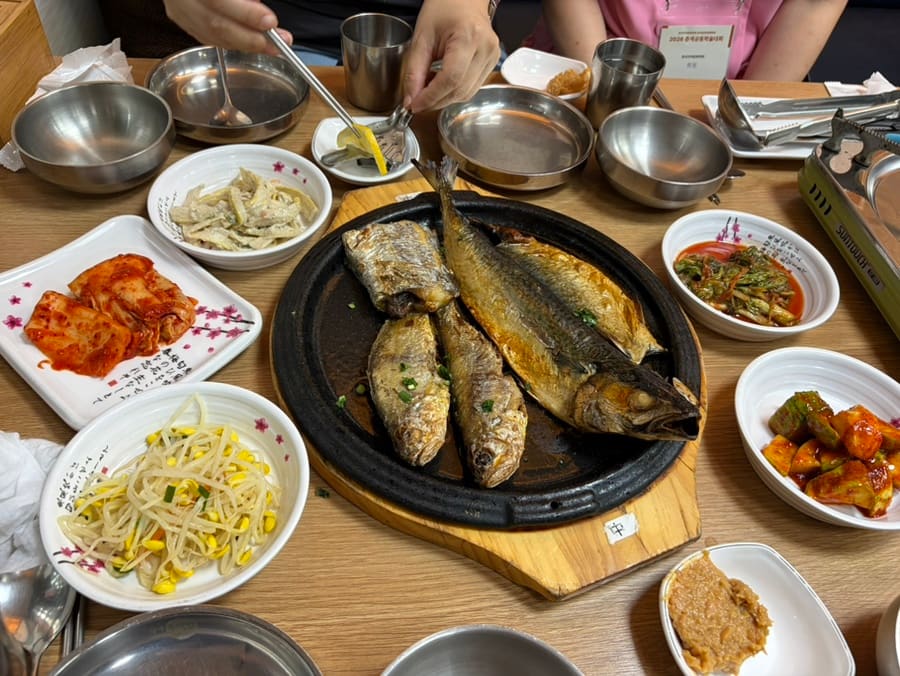 부모님을 모시고 갔다는 zzzzzzz_qzzz가 찍은 생선모둠구이입니다. 고등어·갈치·조기가 오른 불판에 레몬을 직접 짜 넣는 손길과,