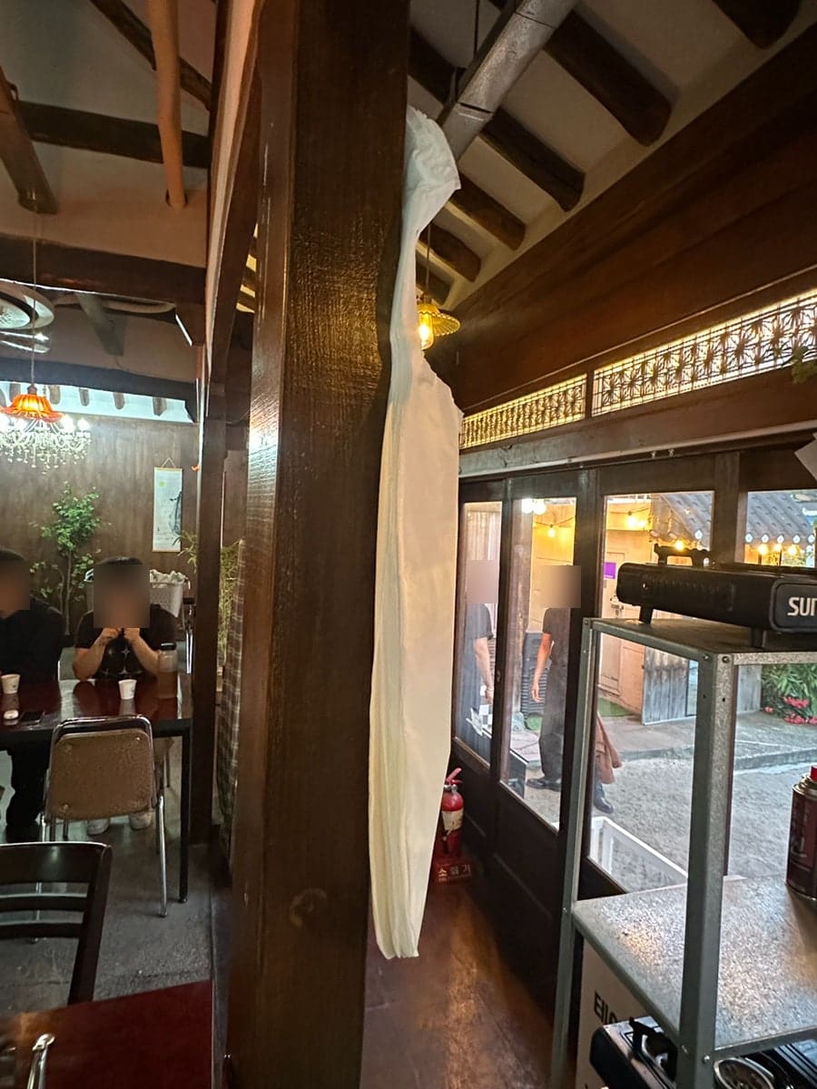 기본 안주로 나온 과자와 생맥주, 그리고 대들보 천장 너머로 마당이 보이는 통창을 각각 담았습니다.
