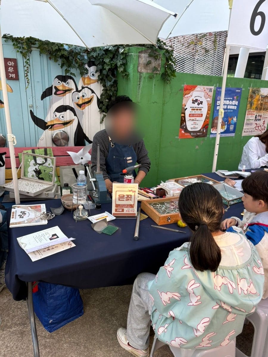 gwangjunamgu와 tragically1이 각각 찍은 축제 골목입니다. 흰 파라솔이 줄지어 선 좁은 골목을 걷는 사람들과,