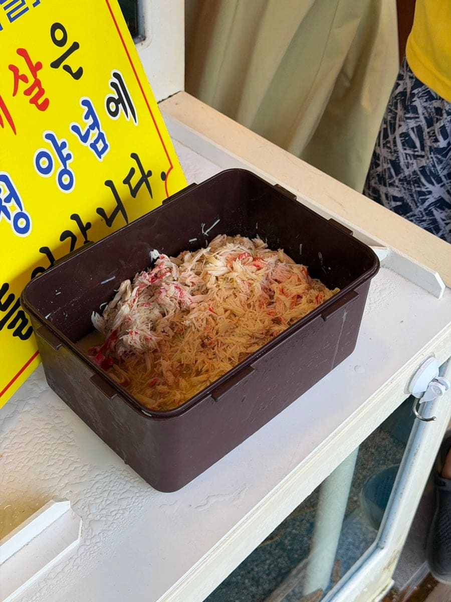 feasible7이 담은 쇼케이스와, 대게살을 손질해 둔 통입니다. 진열장 안에는 대게닭강정과 통새우강정이 미리 만들어져 줄지어 있고,