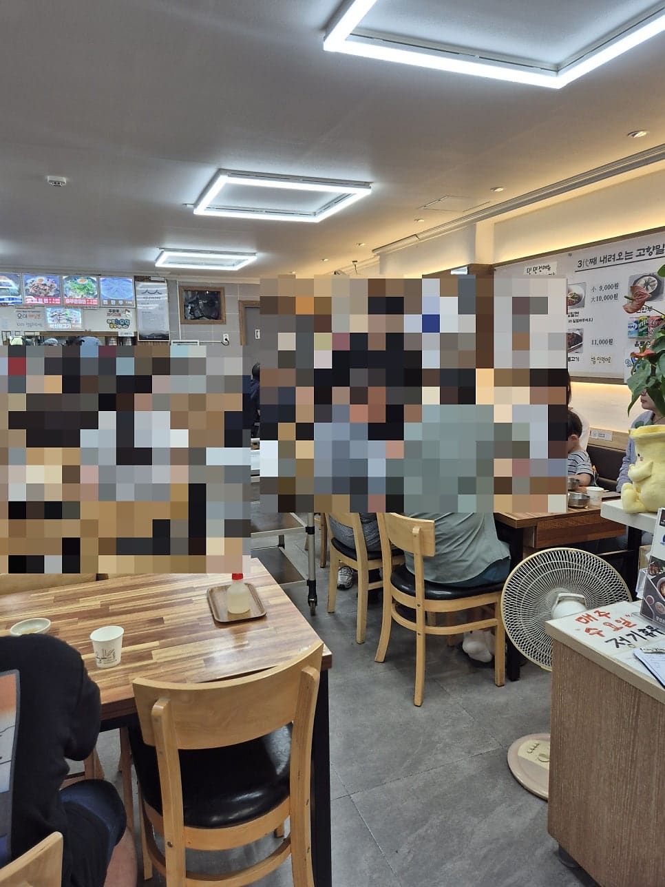 cream2_가 담은 저녁 무렵 외관과, 붐비는 실내 풍경입니다. 벽에는 '3대째 내려오는 고향밀면'이라는 문구가 큼지막하게 붙어 있고, 그 아래로 손님들이 빼곡히 앉아 있습니다.