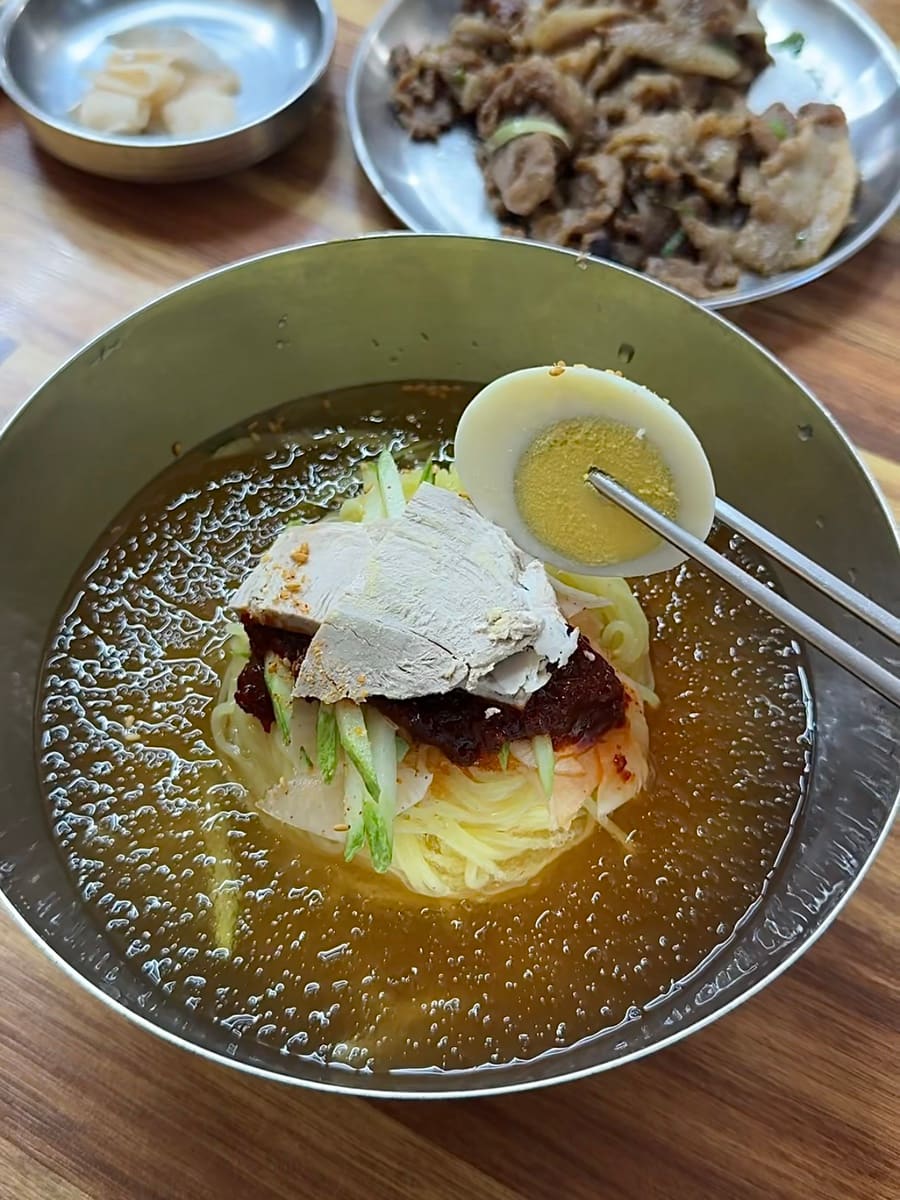 kimsuin2124이 남긴 물밀면입니다. 살얼음이 뜬 육수에 치자로 물들인 노란 면과 편육, 삶은 달걀을 얹었습니다. 전날 술을 마셨는데 해장으로도 좋았다고 적었습니다.