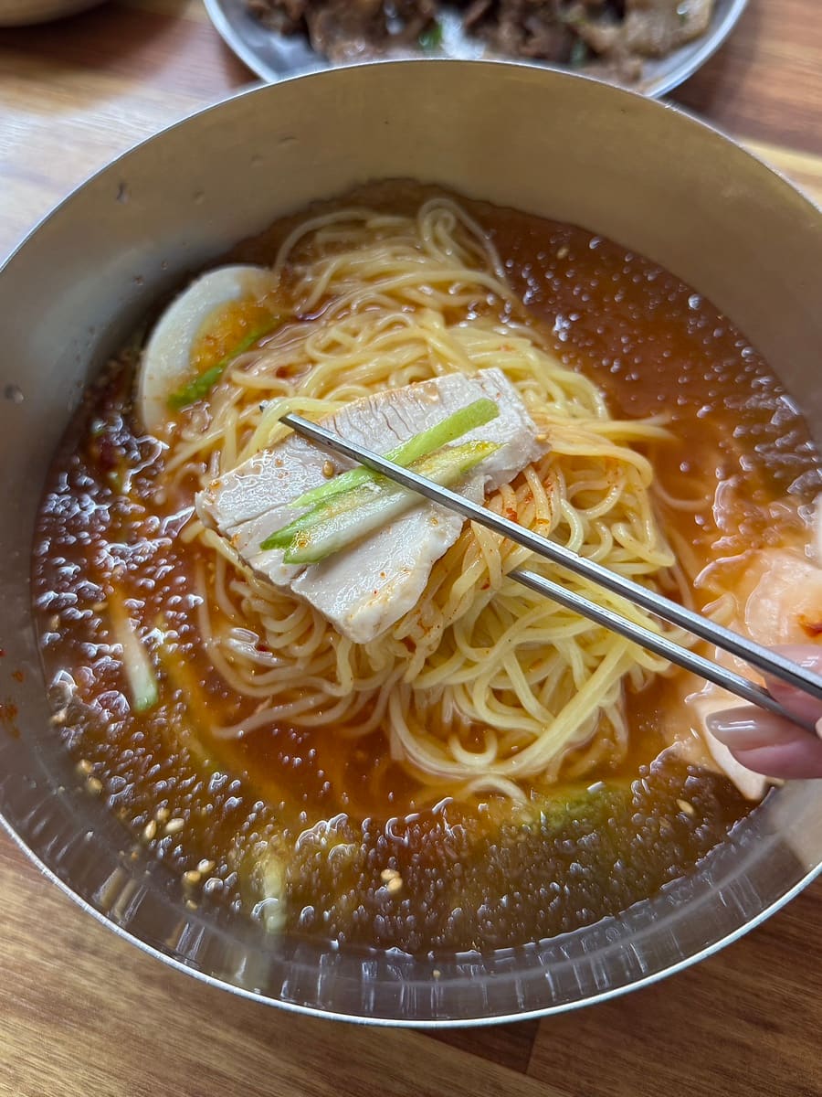 kimsuin2124이 남긴 물밀면입니다. 살얼음이 뜬 육수에 치자로 물들인 노란 면과 편육, 삶은 달걀을 얹었습니다. 전날 술을 마셨는데 해장으로도 좋았다고 적었습니다.