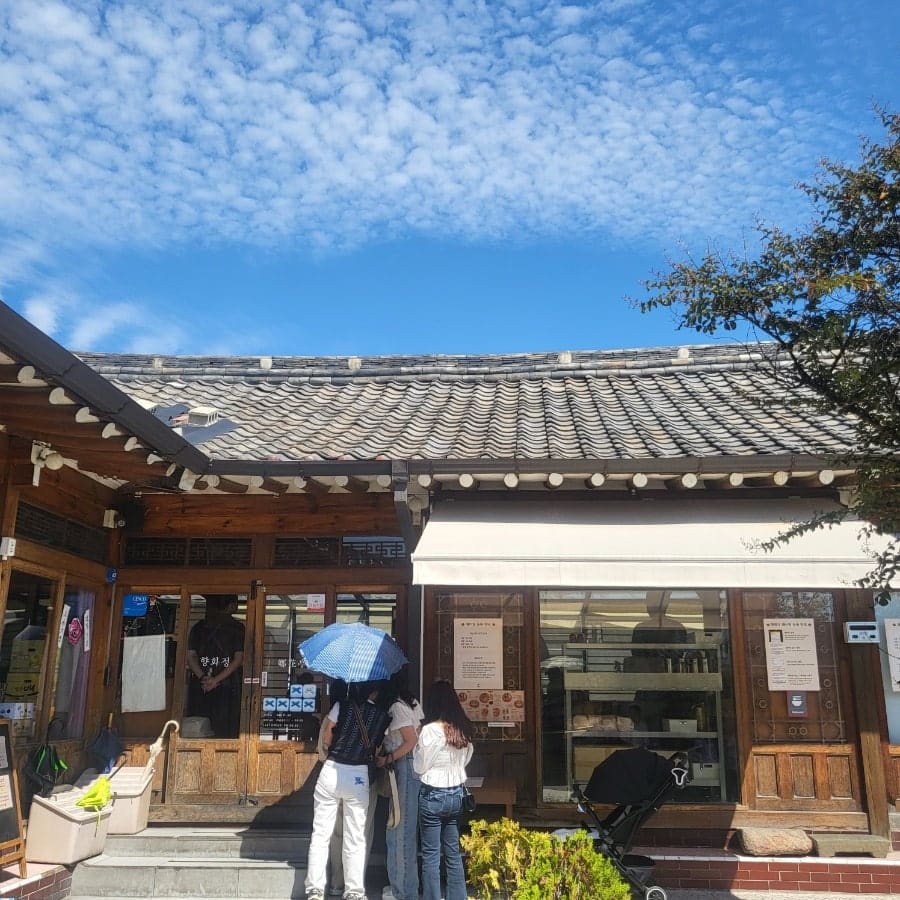gump1103이 볕 좋은 날 담은 향화정 입구입니다. 유리문에는 2021년부터 2026년까지 매해 받은 블루리본 스티커 여섯 장이 나란히 붙어 있고,