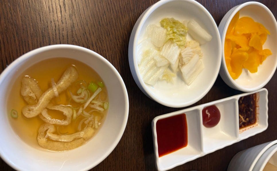 wlsdnjs1991이 남긴 상차림 사진입니다. 백김치와 단무지, 세 가지 소스가 먼저 놓이고, 뒤이어 낙지와 새우가 듬뿍 올라간 칼낙새가 나옵니다.