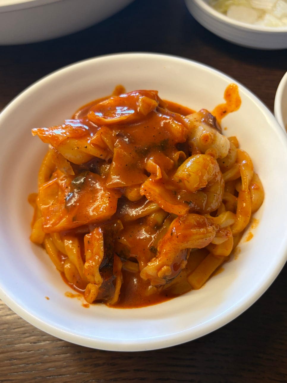 wlsdnjs1991이 남긴 상차림 사진입니다. 백김치와 단무지, 세 가지 소스가 먼저 놓이고, 뒤이어 낙지와 새우가 듬뿍 올라간 칼낙새가 나옵니다.