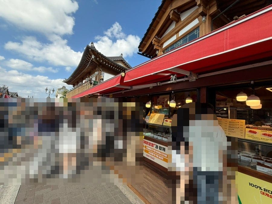 madtraveler가 담은 경주대게닭강정 유리 진열장입니다. 따뜻한 조명 아래 포장까지 끝난 상자들이 가지런히 줄지어 있는 모습을 보여줍니다.