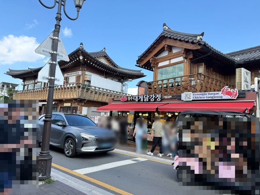 madtraveler가 담은 한옥 2층 건물에 들어선 경주대게닭강정입니다. 기와지붕과 처마는 그대로 둔 채, 새 간판과 조명만 얹은 방식이 눈에 띕니다.