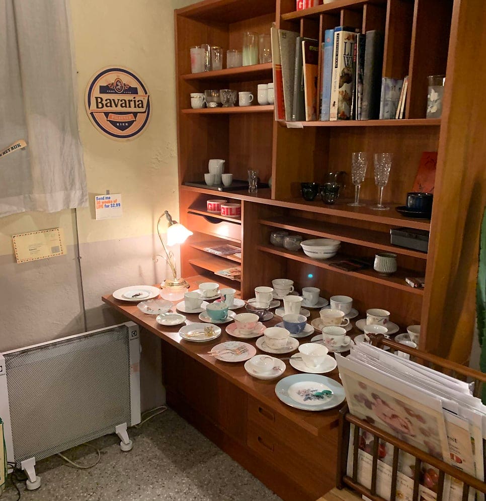 nagi_home님이 남긴 사진입니다. 원목 책장 가득 놓인 유리잔과 책들, 그리고 조명 아래 줄지어 놓인 빈티지 찻잔과 접시들까지 담았습니다.