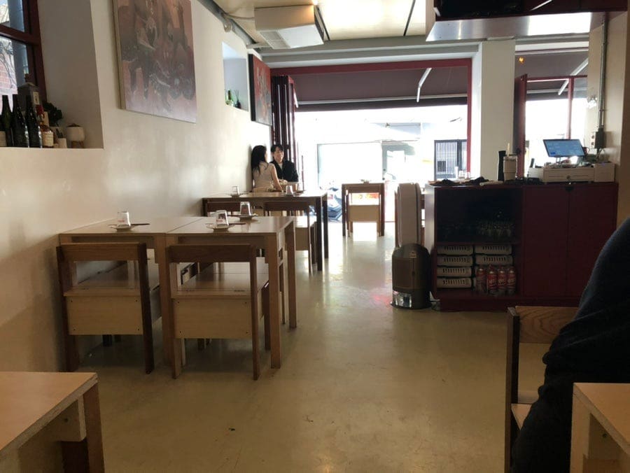 gwonnothing님이 남긴 사진입니다. 안에 짐을 넣을 수 있다는 나무 의자와 레드톤 카운터, 그리고 창밖으로 빛이 들어오는 안쪽 테이블까지 담았습니다.