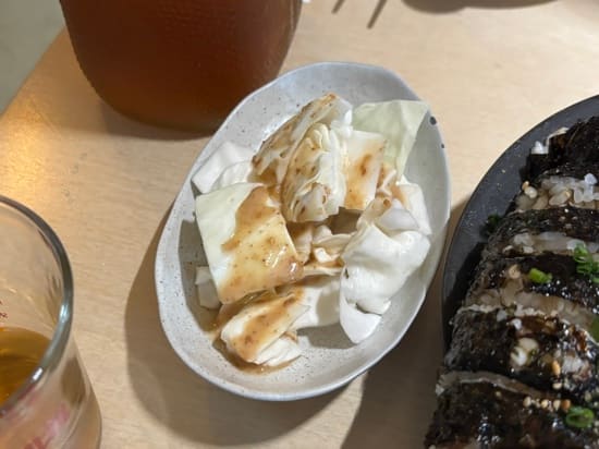 useless10님이 남긴 사진입니다. 부챗살처럼 펼쳐 낸 광어회와 김밥, 묵은지 쌈까지 한 접시에 담겨 나오는 모습입니다. 광어와 묵은지,