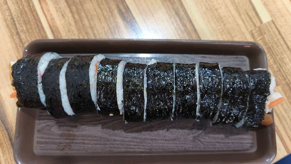 marcus_staycool님이 주문한 김밥입니다. 무난한 맛이라고 짧게 적었지만,