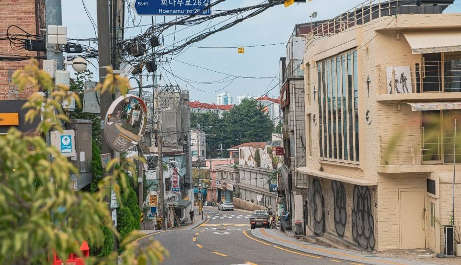 gkl2005가 촬영한 회나무로의 평일 낮 풍경입니다. 오래된 저층 건물들 사이로 한산한 도로가 이어지는 지금의 골목 모습을 보여줍니다.