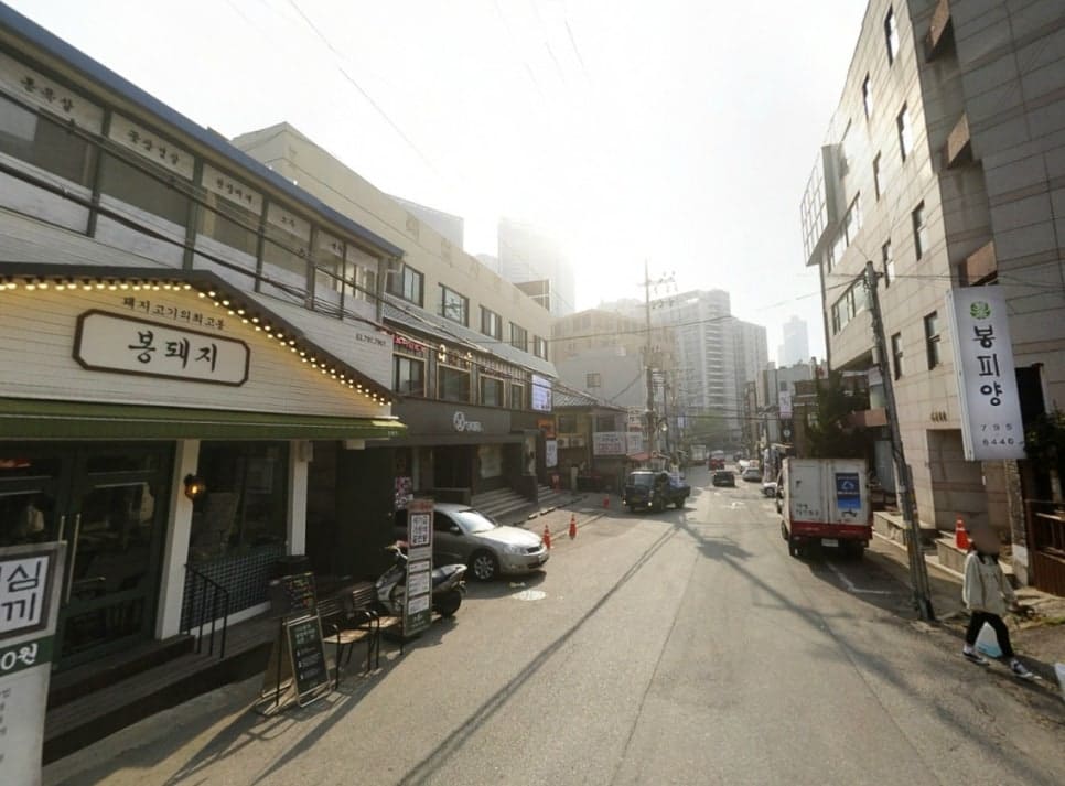 gkl2005가 촬영한 회나무로의 평일 낮 풍경입니다. 오래된 저층 건물들 사이로 한산한 도로가 이어지는 지금의 골목 모습을 보여줍니다.