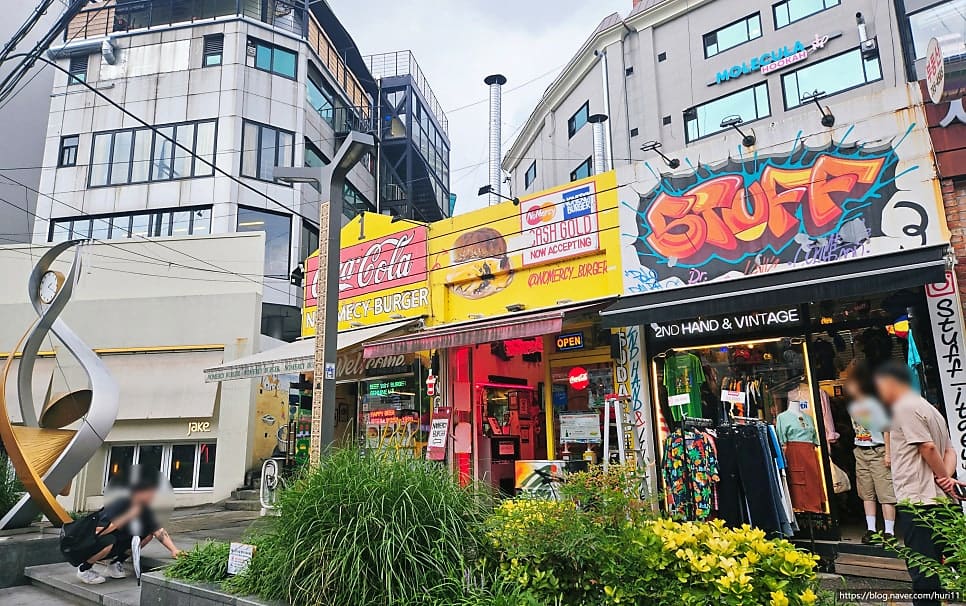 huri11이 촬영한 회나무로의 골목 풍경입니다. 알록달록한 간판과 좁은 오르막 골목이 겹겹이 쌓인 이 거리 특유의 레이어를 보여줍니다.