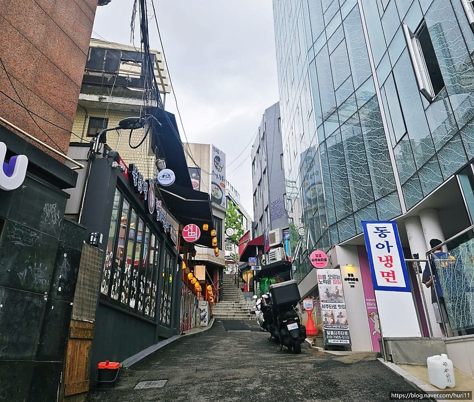 huri11이 촬영한 회나무로의 골목 풍경입니다. 알록달록한 간판과 좁은 오르막 골목이 겹겹이 쌓인 이 거리 특유의 레이어를 보여줍니다.