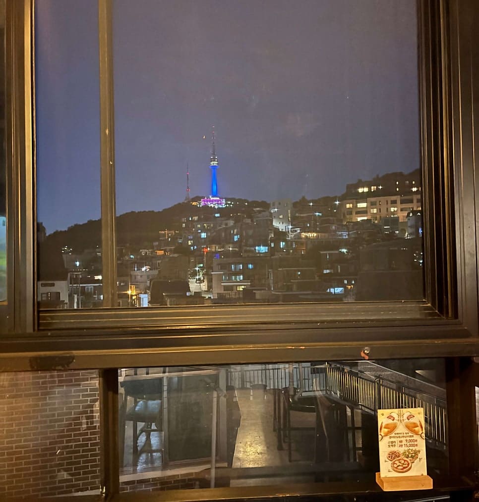 늦은 시간에 찾아가 빈자리가 많았다는 soo_woo_88님의 기록입니다. 창가 쪽 자리로 안내받자 통창 밖으로 야경 속 남산타워가 그대로 들어왔다고 적었는데,