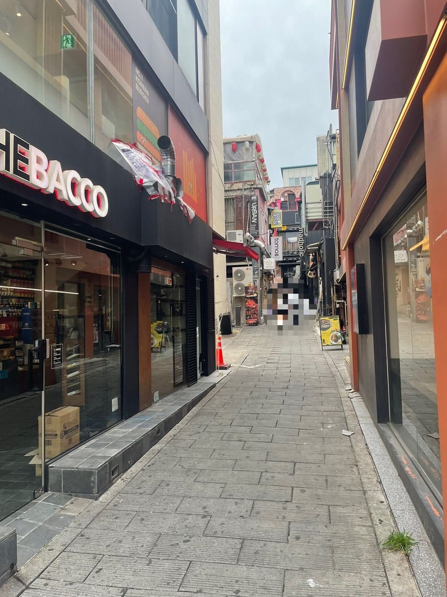 wer04044가 촬영한 회나무로의 낮 풍경입니다. 한산한 도로와 셔터에 그대로 남은 예전 메뉴 포스터가 지금 이 골목의 빈 상가를 보여줍니다.