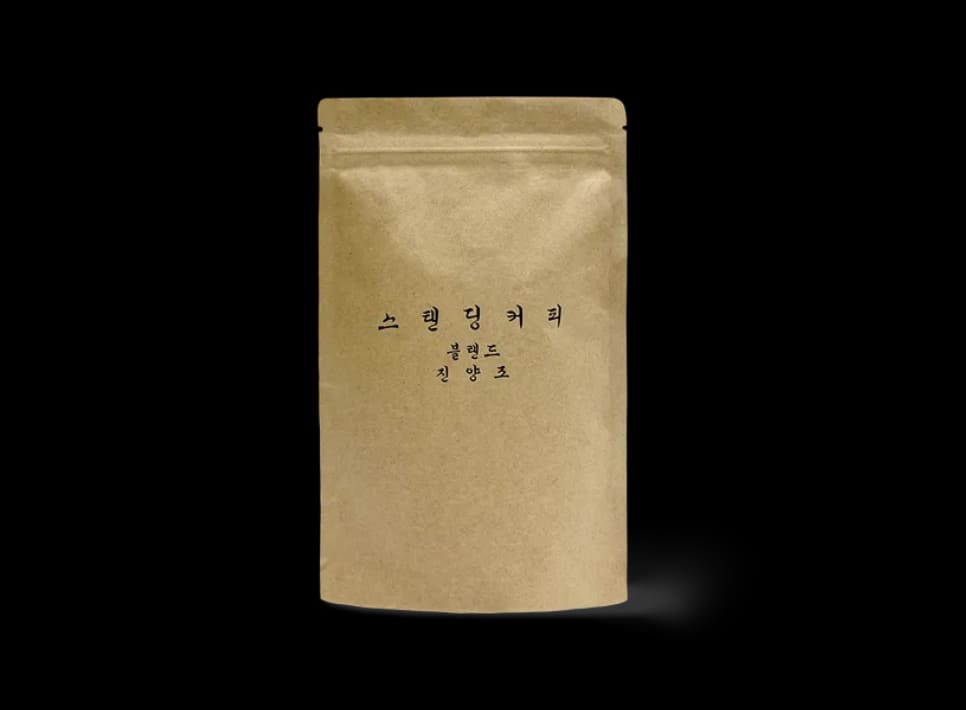 인터뷰에 함께 실린 사진들입니다. 드리퍼로 천천히 내린 커피 한 잔과, 브랜드 이름이 적힌 원두 봉투가 나란히 놓여 있습니다.