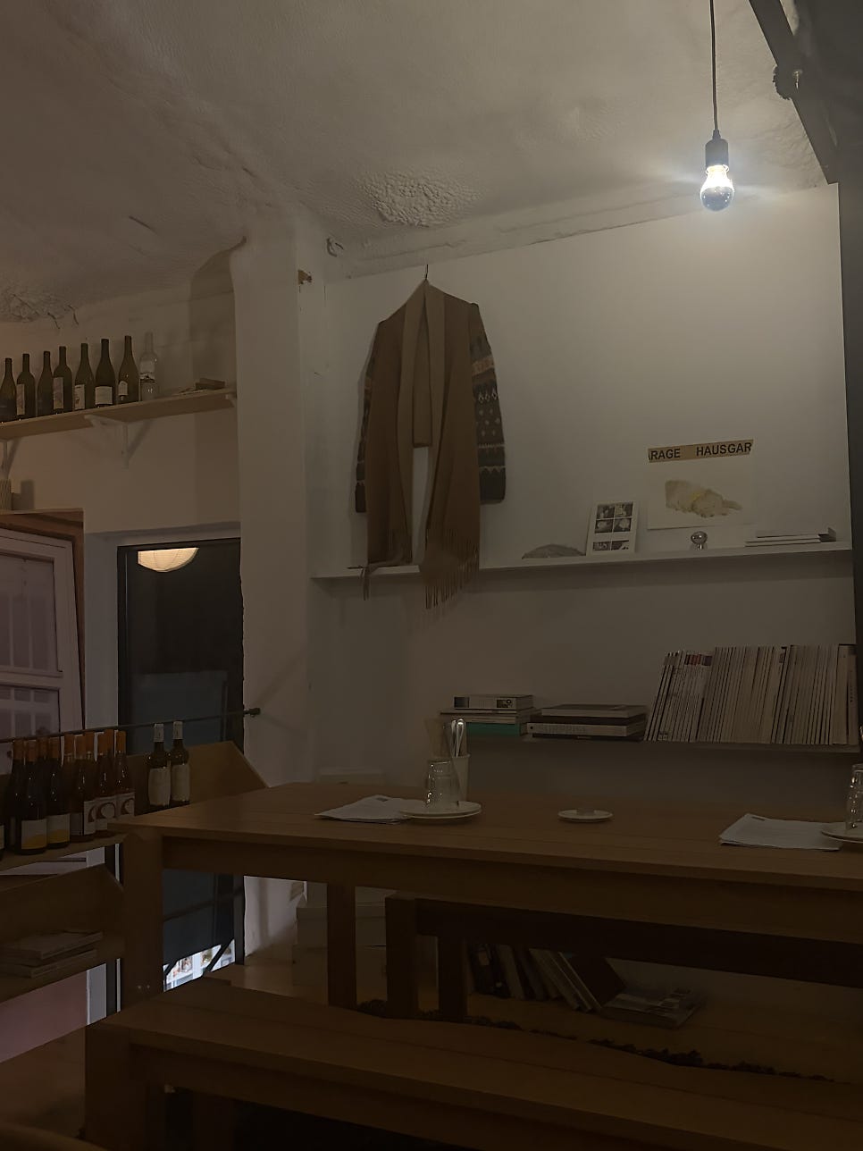 와인바로 들렀던 손님은 나무 팔레트를 쌓아 만든 하우스게러지 전용 진열대와, 거기 빼곡히 꽂힌 와인병의 분홍 가격표를 눈여겨봤습니다.