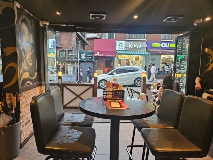 낮에 다녀간 손님은 JACOBY'S BURGER 간판이 걸린 건물 외관 전체와, 안에서 밖을 내다본 좌석 사진을 함께 남겼습니다.