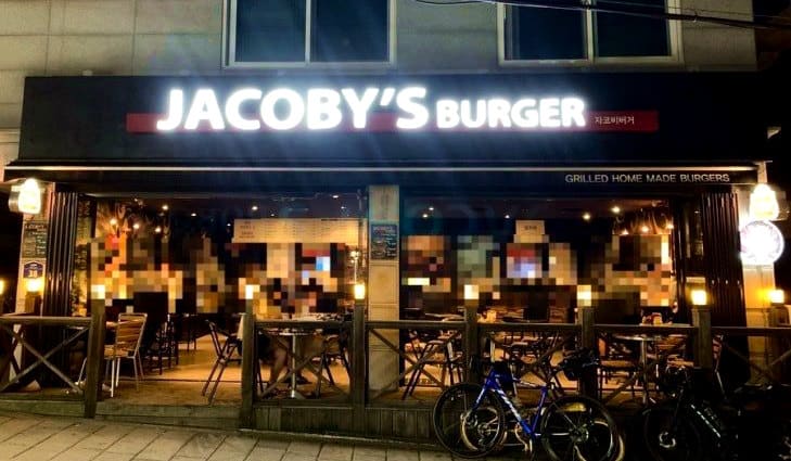 밤에 찾아간 손님은 자전거 두 대가 세워진 간판 앞 풍경과, 번 밖으로 소시지가 삐져나온 30cm 핫도그를 함께 남겼습니다.