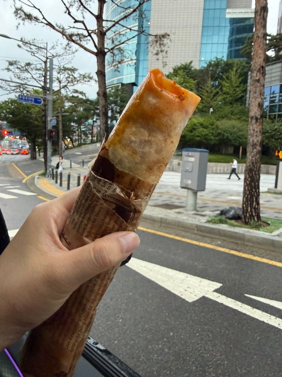 포장을 주문한 손님은 튀김과 콜라를 곁들인 테이블 사진과, 포장지에 싸인 케밥을 들고 거리로 나와 한입 베어 문 순간을 함께 남겼습니다.