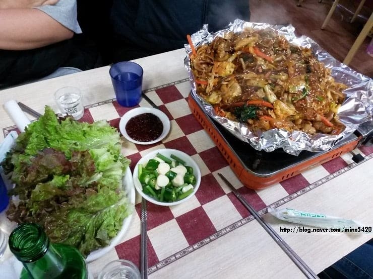 mino_diary는 자주 드나드는 단골이라고 밝히며, 주문한 야채곱창 3인분이 철판 위에서 당면·야채와 함께 볶이는 모습을 사진으로 남겼습니다. 상 위에는 상추와 소주병,