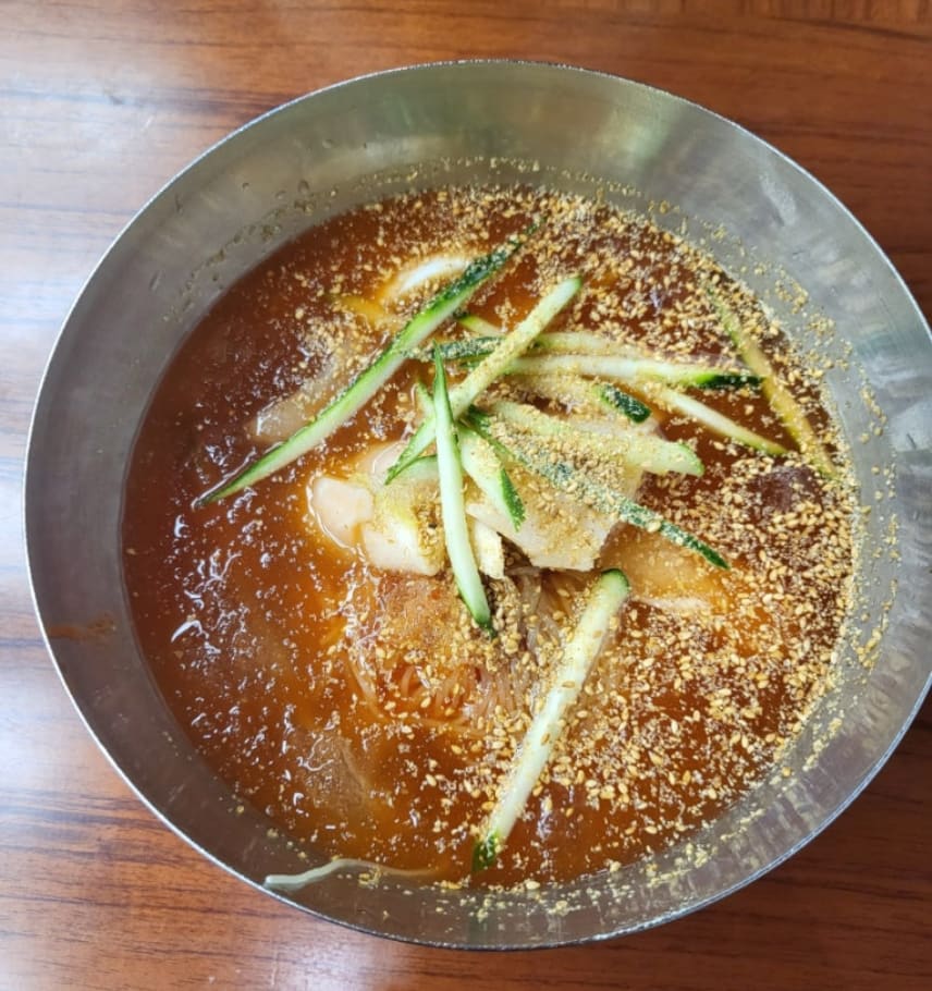 zaoji73이 촬영한 점심시간 매장 풍경과 물냉면입니다. 방송에서 보고 혼자 찾아갔다가 이사한 사실도 모른 채 새 매장 같다고 느꼈다는 그 손님의 눈에,