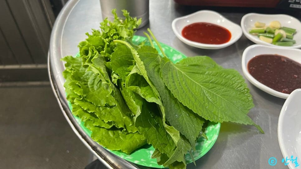 hellomonday_가 촬영한 쌈 채소와 구운 막창입니다. 오랜만에 다시 들렀다는 이 손님은 기본 찬과 쌈 채소가 예전 그대로였다며,