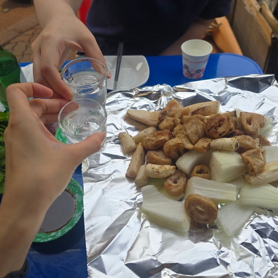 allrise23이 촬영한 오징어볶음·막창과 건배하는 순간입니다. 금요일 퇴근길에 처음 이 골목을 찾았다가 대기 없이 자리를 잡은 뒤, 만족스러운 한 상 앞에서 잔을 부딪쳤습니다.