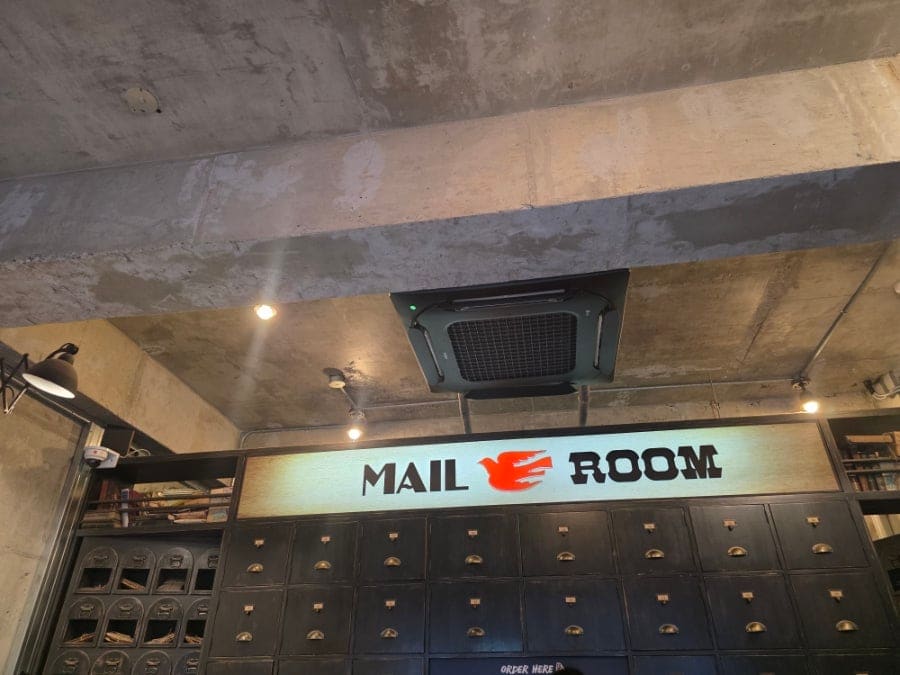 hope3260이 촬영한 메일룸 간판과 진열장 옆 벽면입니다. MAIL ROOM 간판 아래로 우편함 서랍이 늘어서 있고, 다른 쪽 벽에는 Mail Bird,