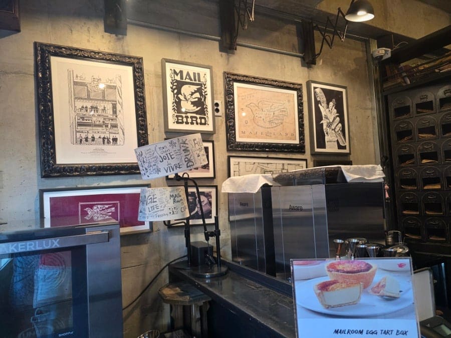 hope3260이 촬영한 메일룸 간판과 진열장 옆 벽면입니다. MAIL ROOM 간판 아래로 우편함 서랍이 늘어서 있고, 다른 쪽 벽에는 Mail Bird,