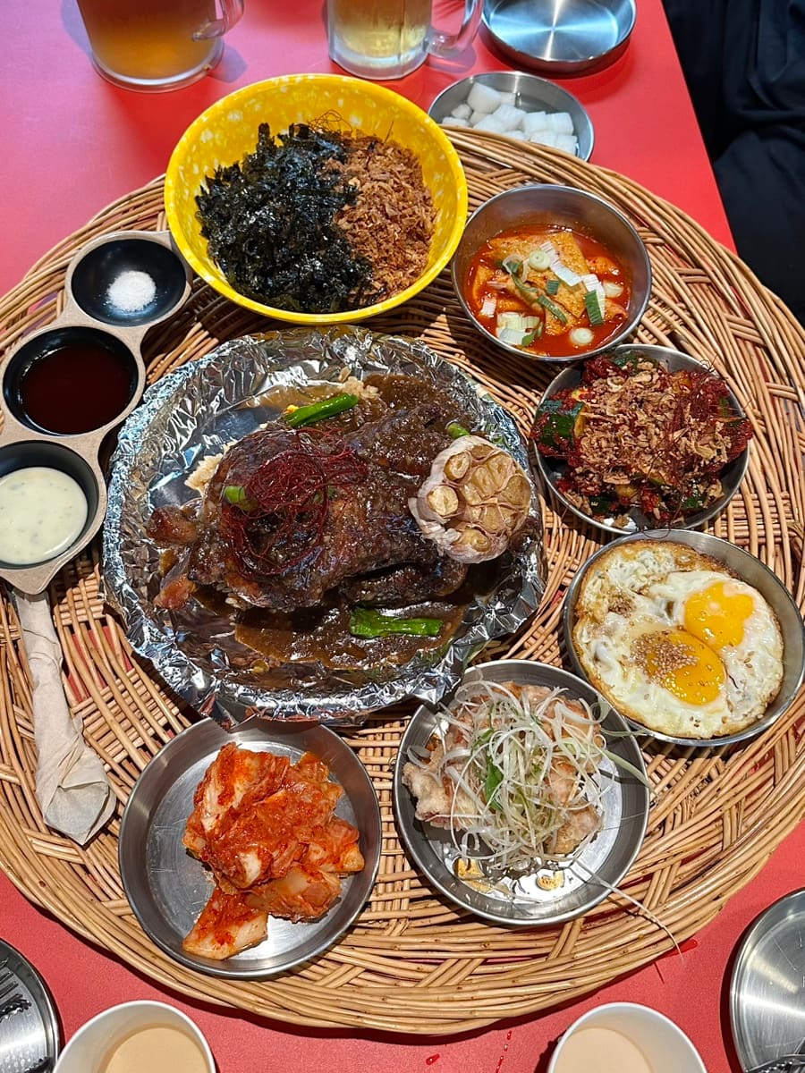 jangene_는 퇴근 후 친구들과 들러 오봉세트로 황금통닭을 주문했습니다. 소금과 간장, 크림소스 세 가지가 나란히 담긴 종지를 먼저 찍었고,