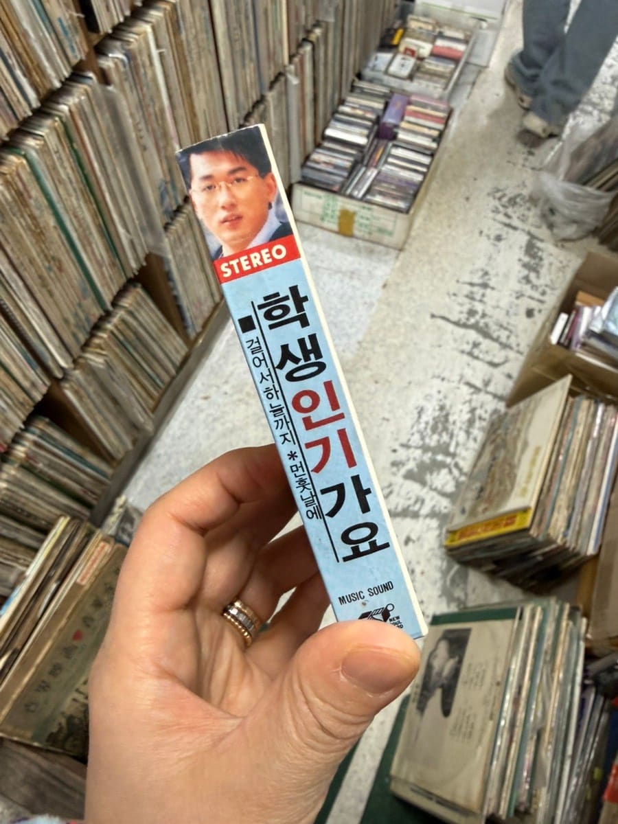 wlduql0708이 촬영한 동묘 인근 레코드 가게의 카세트테이프와 엘피판입니다. 상자 가득 쌓인 테이프 사이로 손을 넣어 뒤적여야 원하는 것을 찾을 수 있는 풍경입니다.