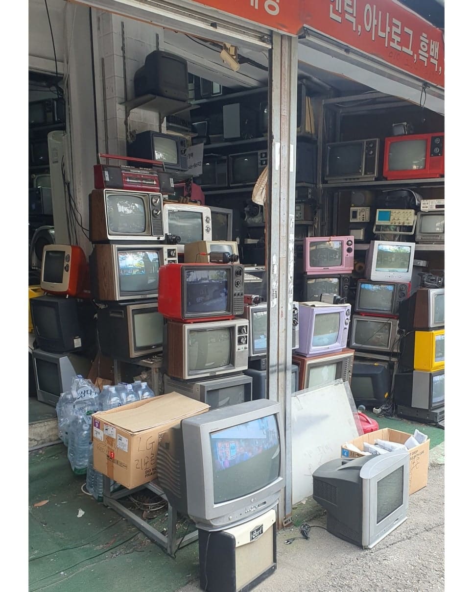 jsyou2994가 촬영한 정은TV 전문상회입니다. 흑백부터 컬러, LCD, LED까지 텔레비전의 모든 세대가 가게 하나에 쌓여 있습니다. 화면 위에 작은 카메라를 달아 두어,