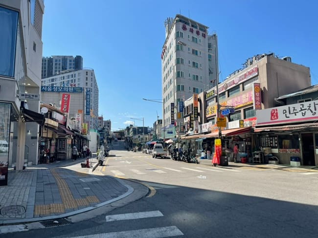 attipongpong이 촬영한 곱창골목 거리입니다. 곱창집 간판이 줄지어 걸려 있고, 20년 전 동료들과 걷던 그 거리가 여전히 이어져 있습니다.