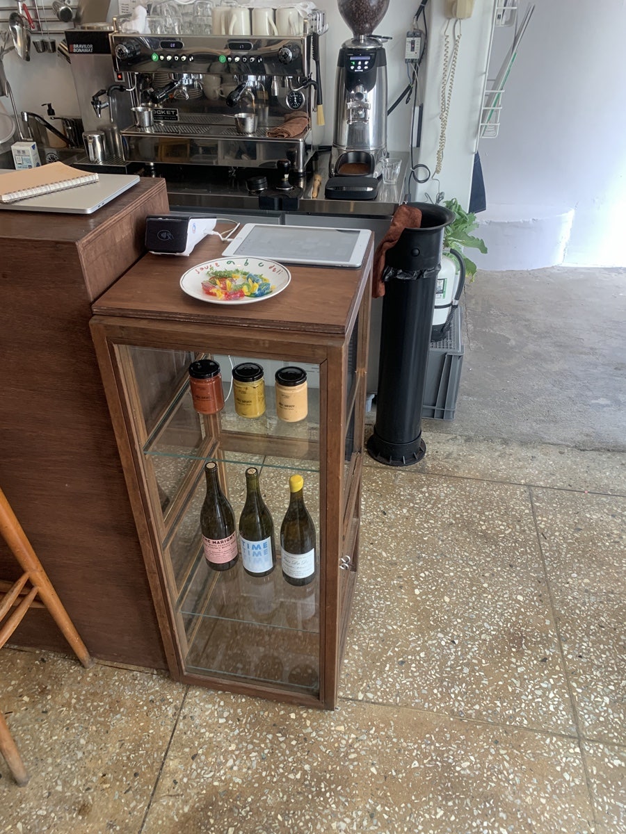 yunssoya가 찍은 지하 입구 계단입니다. 'natural wine nap time'이라고 적힌 손글씨 아래로 화분과 장화가 놓여 있어,